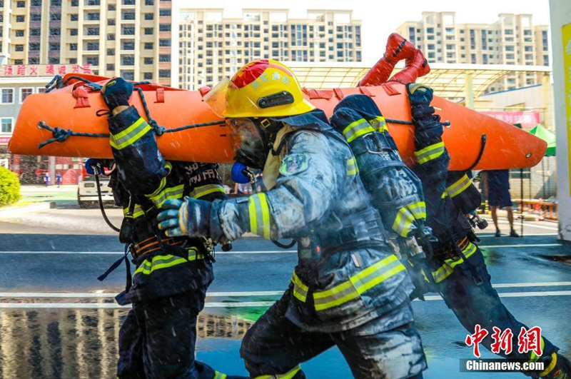 盛夏时节消防员背负40公斤开展技能大比拼