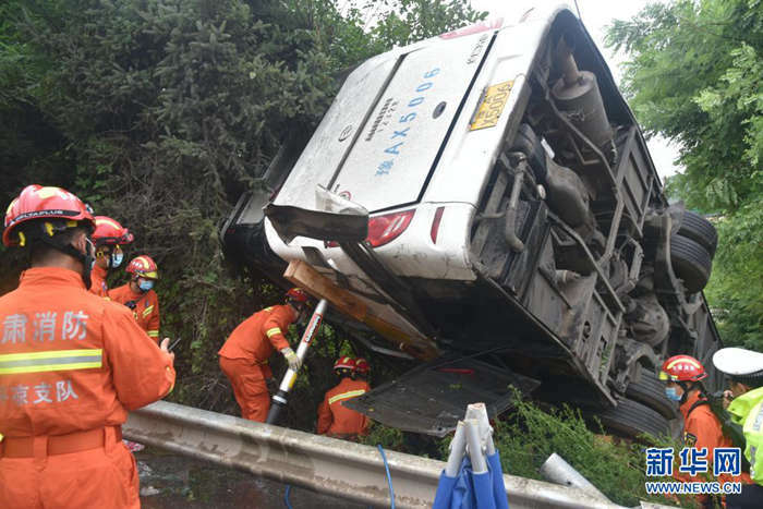 甘肃省泾川县境内发生交通事故造成13人死亡