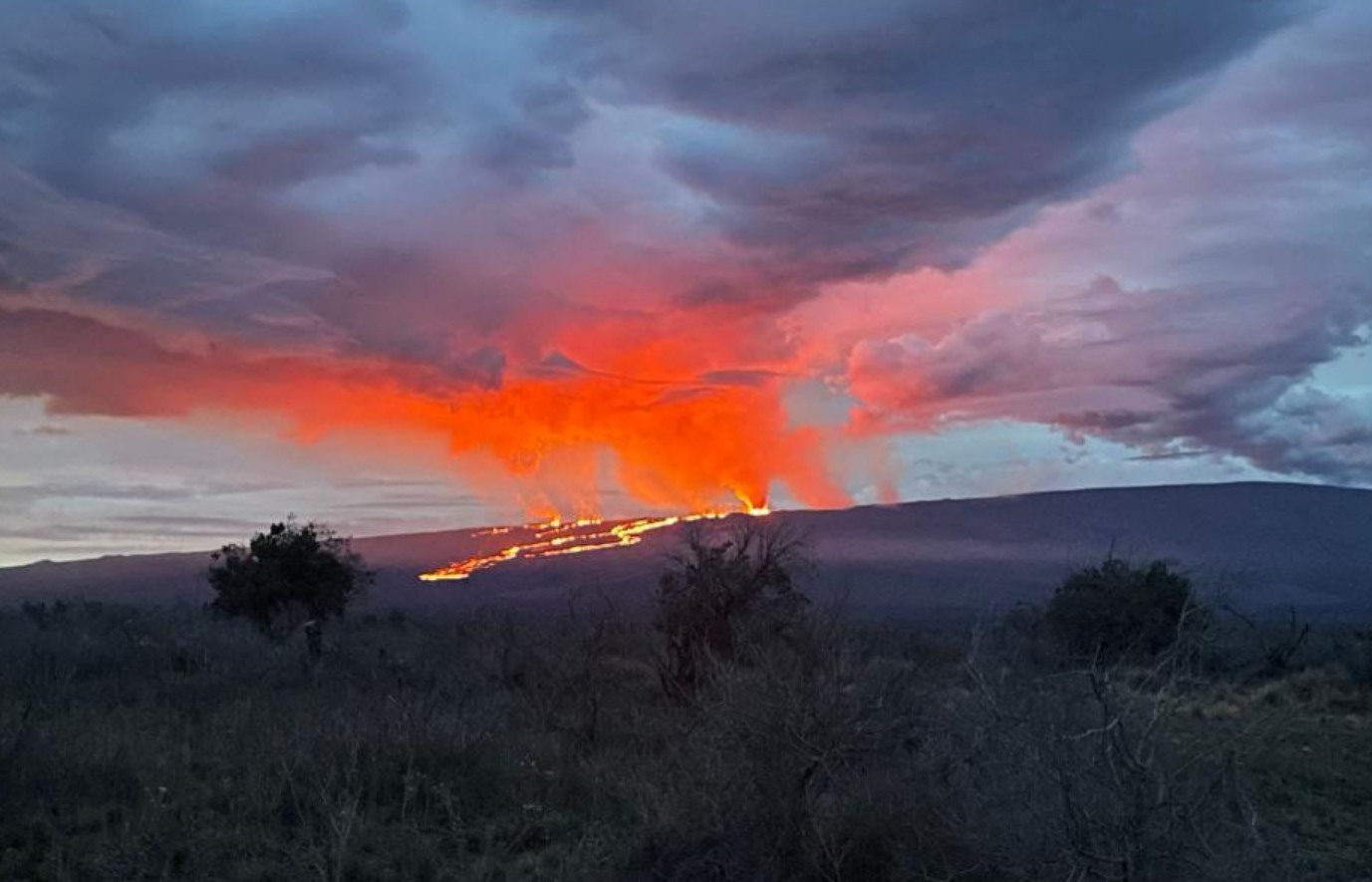 美国夏威夷火山持续喷发红光冲天
