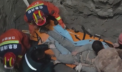 江蘇徐州：労働者が高所作業中に深い穴に落ちた消防士が救助